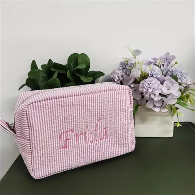 Personalisierte Seersucker-Make-up-Tasche – gestickter Name, Kulturbeutel, Geschenk für Hochzeit und Brautjungfer, individueller Kulturbeutel