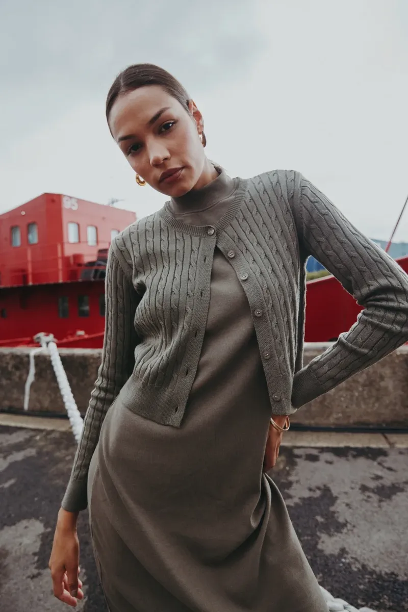 AS AW25 Strick-Cardigan im neuen Design mit Kabel + geripptes Stehkragenkleid in Maxi-Länge, passend für Damenbekleidung