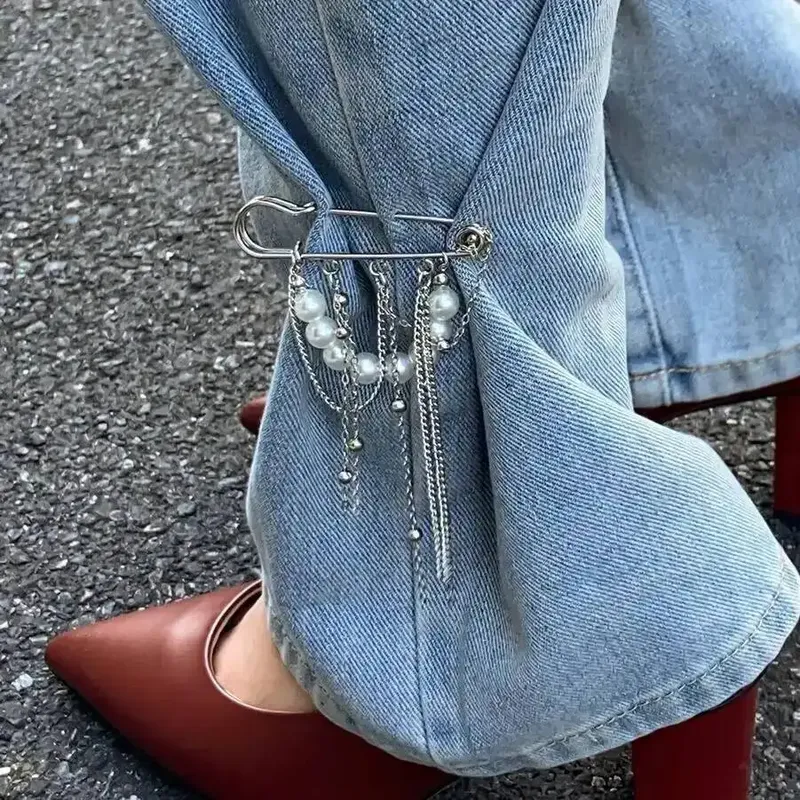 IngeSight.Z Trendy Elegante Imitation Perle Quasten Kette Fußkettchen Frauen 2025, Sommer Abnehmbare Hosen Brosche Kette Schmuck Geschenk