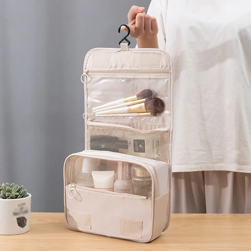Eine multifunktionale Reisetasche, die mit Trocken- und Nasstrennung aufgehängt werden kann, eine handgehaltene Toilettenartikel und eine Aufbewahrungstasche, ein Set