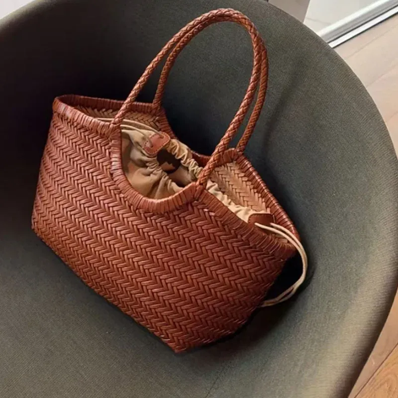 Französische Leder gewebte Tasche Mode einfache Korbtasche Retro fortschrittliche handgemachte Tasche neue vielseitige Pendler-Damen-Schulterhandtasche