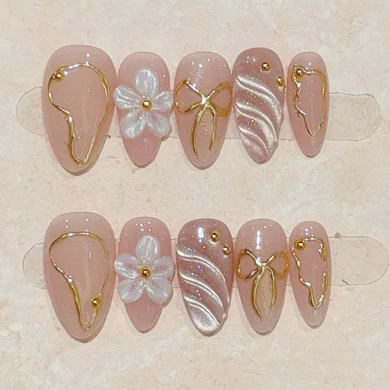 10 Stück nackte rosa Press on Nail Gold Stripe Bow Design Stick-on Nail Set wiederverwendbare kurze Mandel 3D Flora weiße französische Acrylnägel