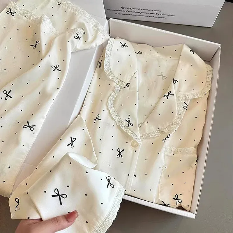 Französisch inspirierter, schicker, hochmodischer, ästhetischer, mit Instagram-Worthy-Schleifen verzierter, langärmliger Hosenpyjama aus Eisseide mit Spitzenbesatz