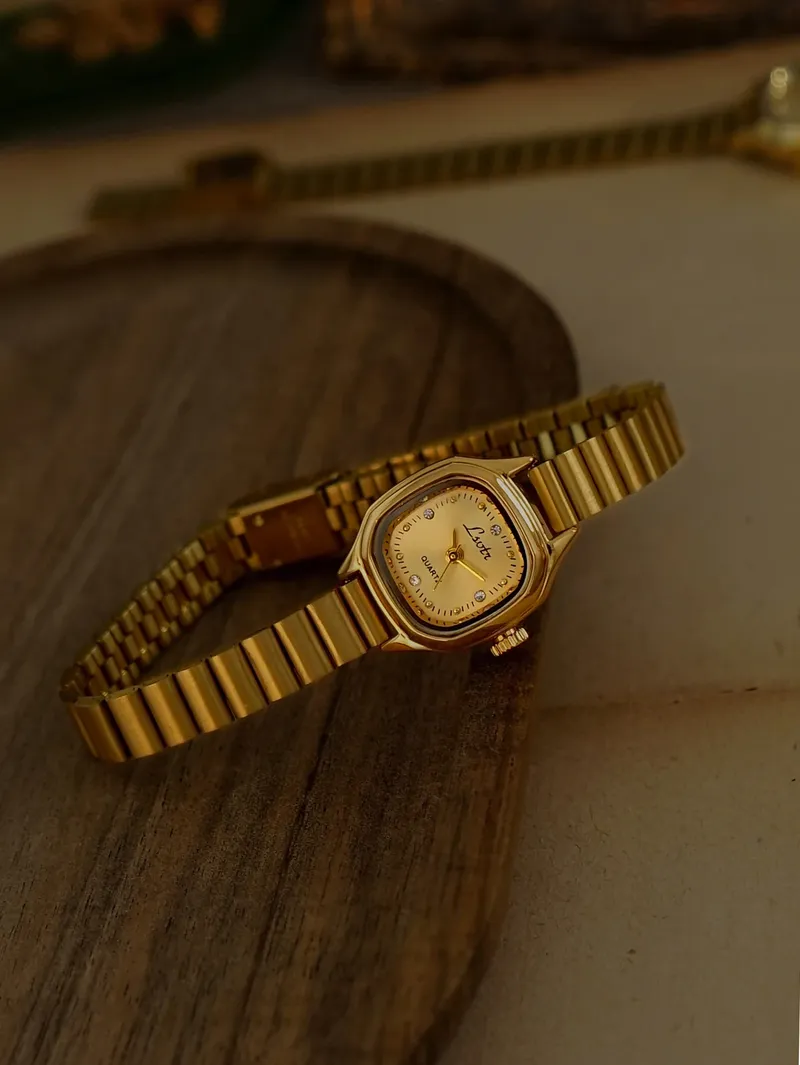 1, neue Vintage-Armbanduhr im französischen Stil, exquisit, goldfarben, quadratisch, kleines Zifferblatt, modisch, schlicht, elegant, luxuriös, kompakt, wasserdicht, Edelstahlarmband, klassische Damen-Quarzuhr, geeignet für den täglichen Gebrauch , um einen Hauch an das Handgelenk hinzuzufügen