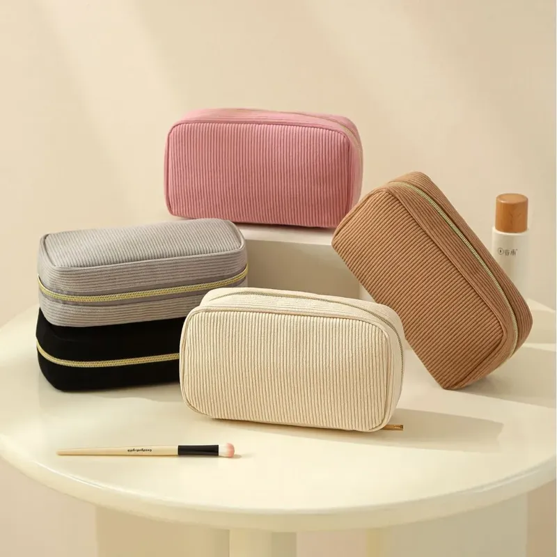 Neue minimalistische Make-up-Tasche aus Cord in Hand, Reise-Kosmetik-Aufbewahrungstasche mit großem Fassungsvermögen, Make-up-Tasche für Frauen