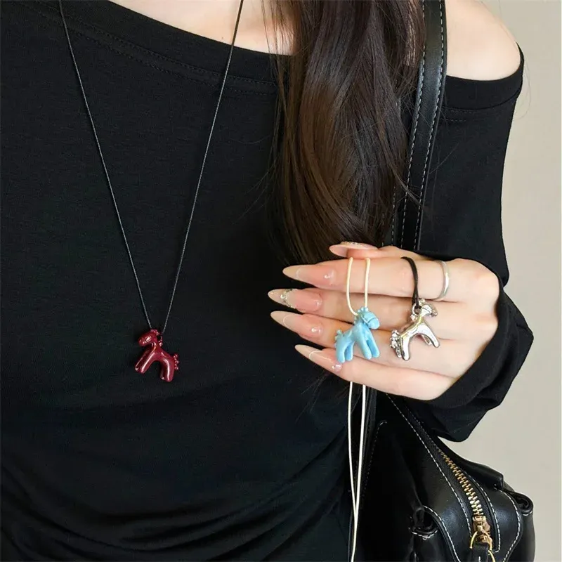 Lange Halskette mit buntem Pferdeanhänger für Damen, verstellbare Pulloverkette, Schmuck, Modeaccessoire