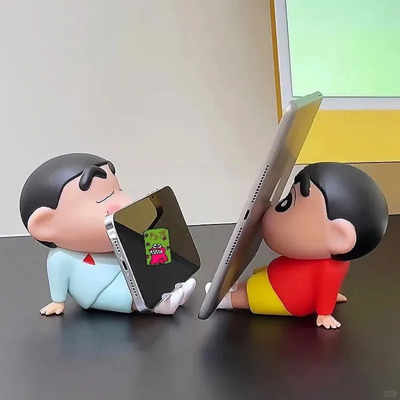 Crayon Shin-chan Handyhalter - Niedliche Anime-Figur Tischständer für Handys, Süßes Cartoon-Modell zum Fernsehen, Sammler-Deko