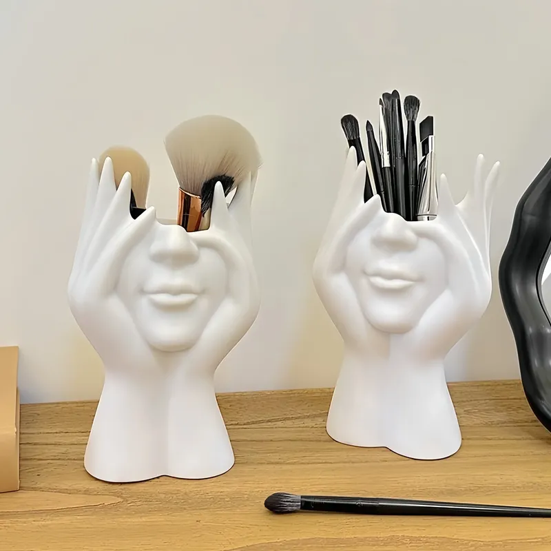 Eine kreative Gesichts-Aufbewahrungsbox – ein Schreibtisch-Organizer mit einem Pinselhalter zur Aufbewahrung von Make-up-Pinseln Amagi