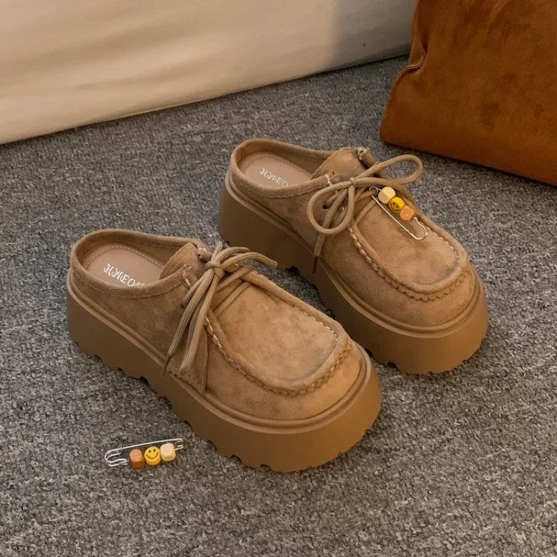 2025, Damen-Plateau-Pantoletten aus Wildleder – niedliche Smiley-Pin-Dekor-Schnür-Loafer, dicke Sohle, modische, lässige Slip-on-Schuhe