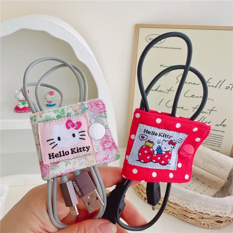 Sanrio Clip-Ladekabel-Aufbewahrungskartenhalter. Organisieren Sie Ihre Gegenstände. Aufbewahrung von Datenkabeln aus Hello Kitty-Stoff. Ein Geschenk für Mädchen