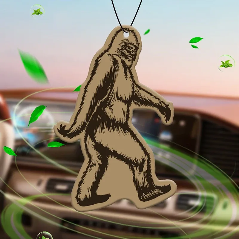 Bigfoot Gorilla Hilton (Hotelduft) Auto-Lufterfrischer |     Rückspiegel-Anhänger und Dual-Purpose-Entlüftungsclip |     Aromatherapie-Tabletten aus natürlichem Material |     Langanhaltender Duft für 90 Tage |     Alkoholfrei |     Nicht Angst vor der Sonne |     Speziell für die Desodorierung von Autos, Kleiderschränken und Badezimmer konzipiert. |     Cartoon-Animationsmuster |     Unisex |     Luxuriöser Duft |     Fünf-Sterne-Hotel im gleichen Stil Ozean