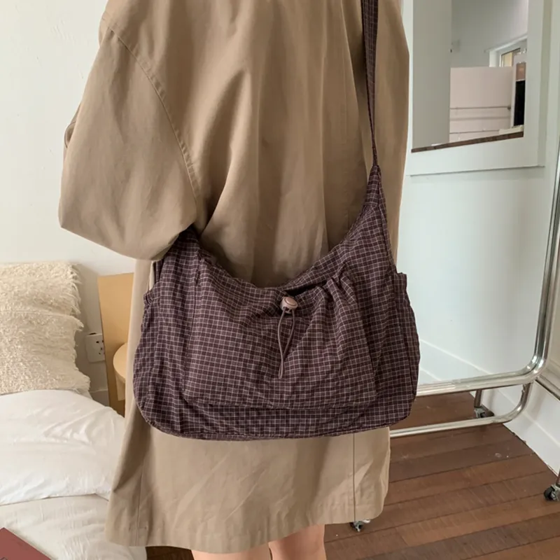 Karierte Umhängetasche für Damen, Nylon, plissiert, Wolken-Umhängetasche, große Kapazität, stilvolle karierte Einkaufstasche, Handtasche für Einkaufsdatum