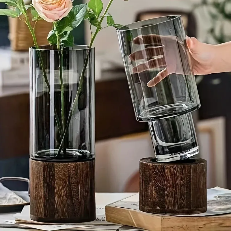 Elegante Glasvase mit Holzsockel für Hydrokulturpflanzen, moderne Tischdekoration mit Blumenarrangement