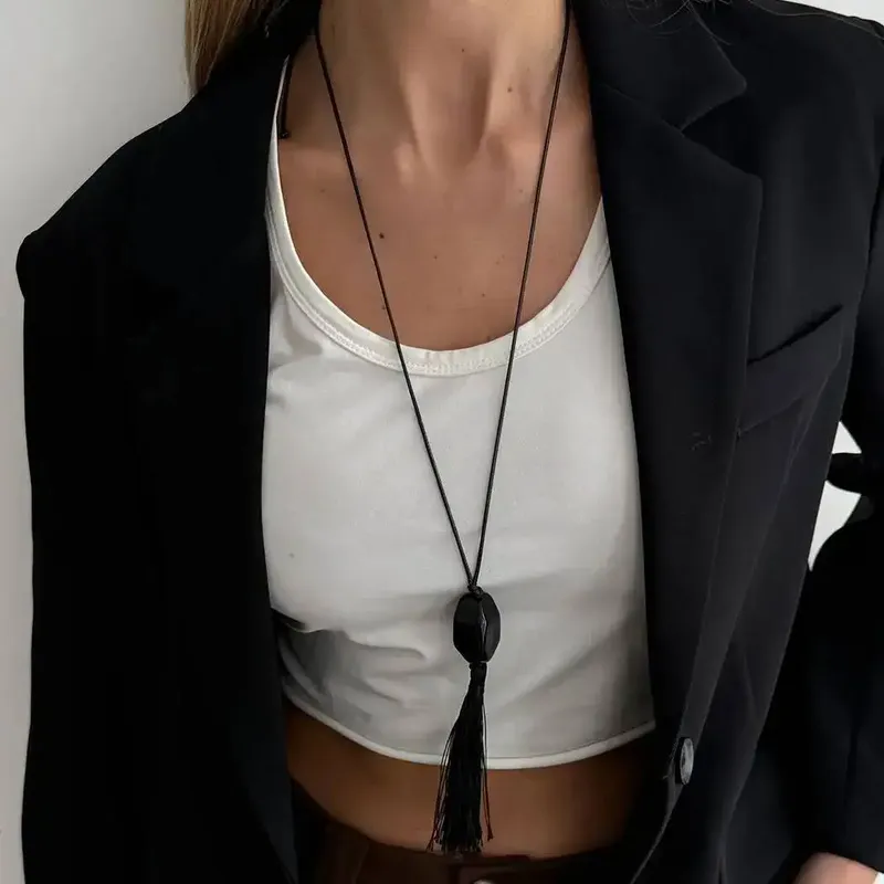 Salircon Neue Einfache Unregelmäßige Schwarz Harz Quaste Anhänger Halskette für Frauen Trendy Einstellbare Gewachste Faden Pullover Kette Schmuck