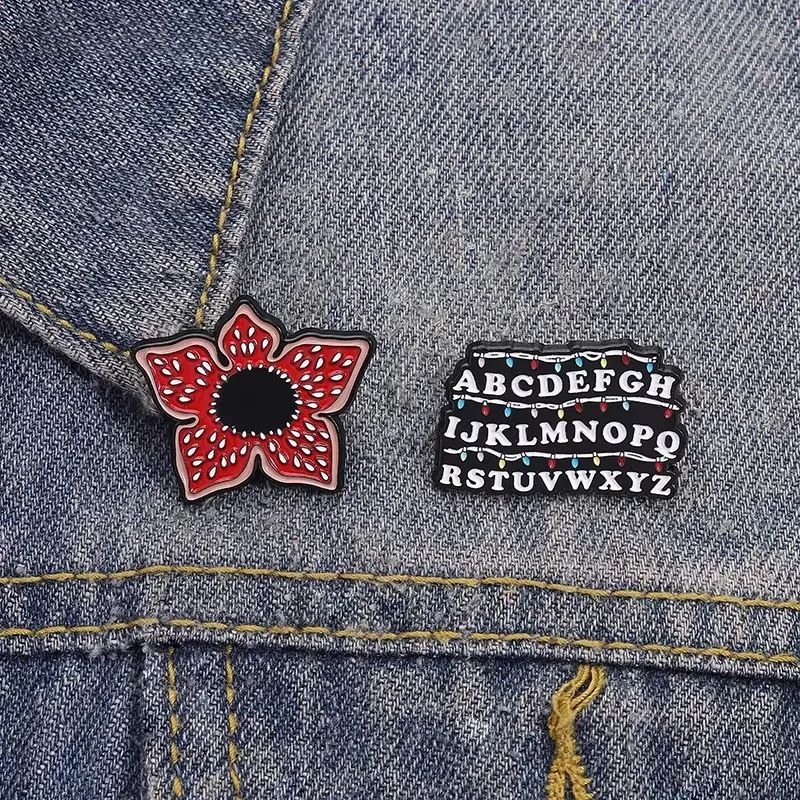 Sci-Fi-Horrorfilme-Brosche, Emaille-Anstecknadeln, rote Kannibale, Blumen, 26 englische Buchstaben-Broschen, Rucksack-Revers-Abzeichen, Schmuck, Geschenk, Neu