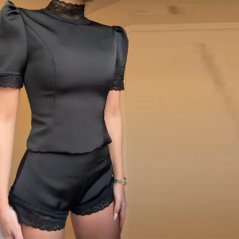 Neue Satin-Spitzenbesatz-Top-Sets für Damen Hochgeschlossene Gepolsterte Schulterbluse Niedrige Taille Shorts 2026 Damen Frühling Sommer Outfits