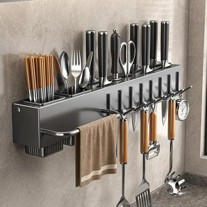 Wandmontierter Küchenmesserhalter mit Topfdeckelhalter und integriertem Schneidebrett-Organizer für Haushaltsutensilien.