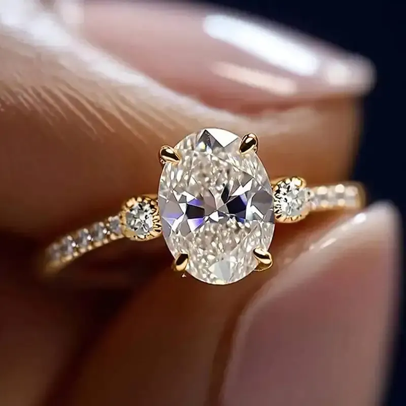 Huitan Modischer Damen-Ring, goldfarben, schlichtes Design, Accessoires, eingelegter heller Zirkonia, eleganter Schmuck für Verlobung und Alltag