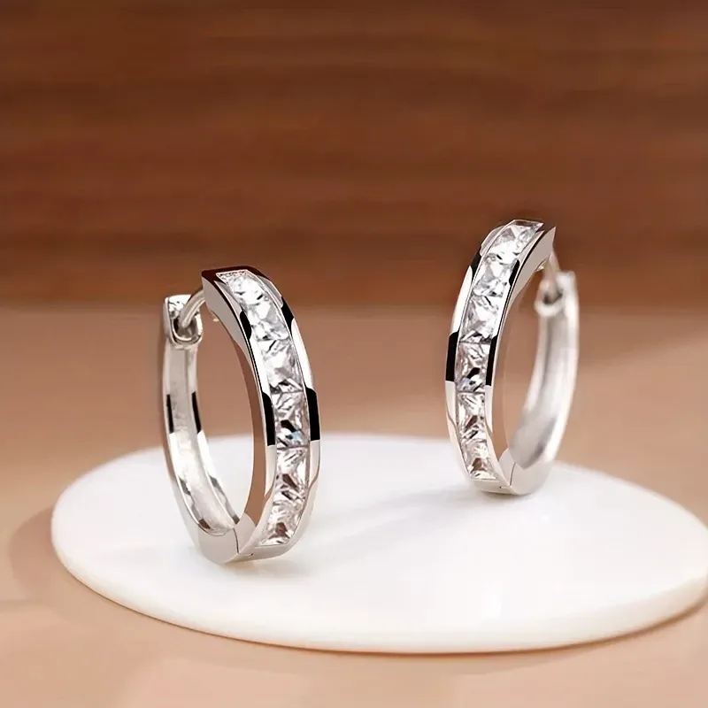 Huitan Creolen mit Prinzessin-Kubikzirkonia, exquisite Ohrkreis-Ohrringe für Damen, silberfarben, modischer, vielseitiger Schmuck
