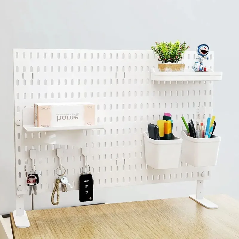 Ordentlicher Stecktafel-Schreibtisch-Organizer aus Kunststoff mit mehreren Zubehörteilen für die Präsentation von Heimbüro, Handwerksräumen und Garagen