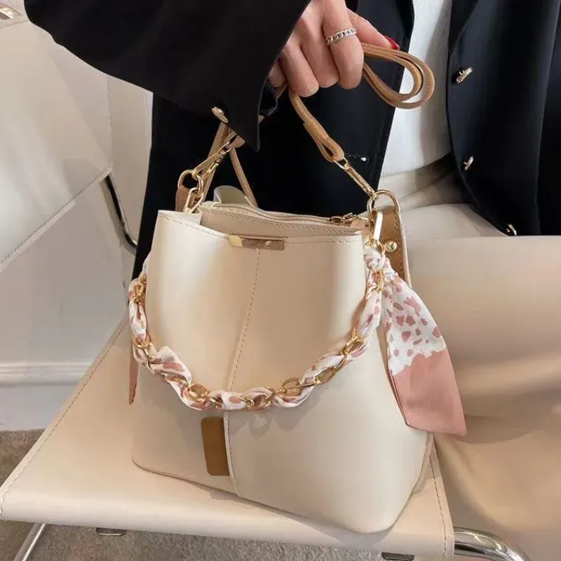 Neue Luxusmode Damen Umhängetasche Große Kapazität Eimertasche mit Bandkette Umhängetasche Pendeln