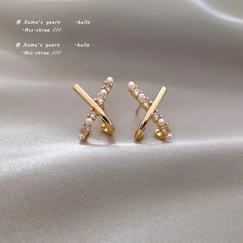Sinn für Design Koreanische Exquisite und Kleine Kreuzförmige Perlenohrringe Mode Mädchen Ungewöhnliche Accessoires Luxusschmuck Für Frau