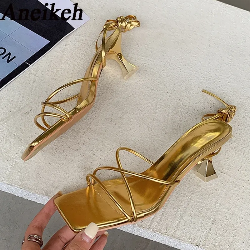 Aneikeh 2025, modische Lackleder-Sandalen, dünner niedriger Absatz, Kreuzgebunden, Schnürung, Rom, Sommer, Gladiator, Damen, schmales Band, Party-Schuhe
