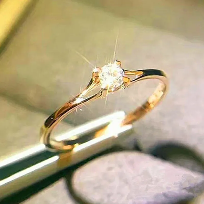 Huitan Minimalistische Damen-Eheringe mit 4 mm Zirkonia, schlicht, elegant, weibliches Finger-Zubehör, Verlobungsringe, Schmuck