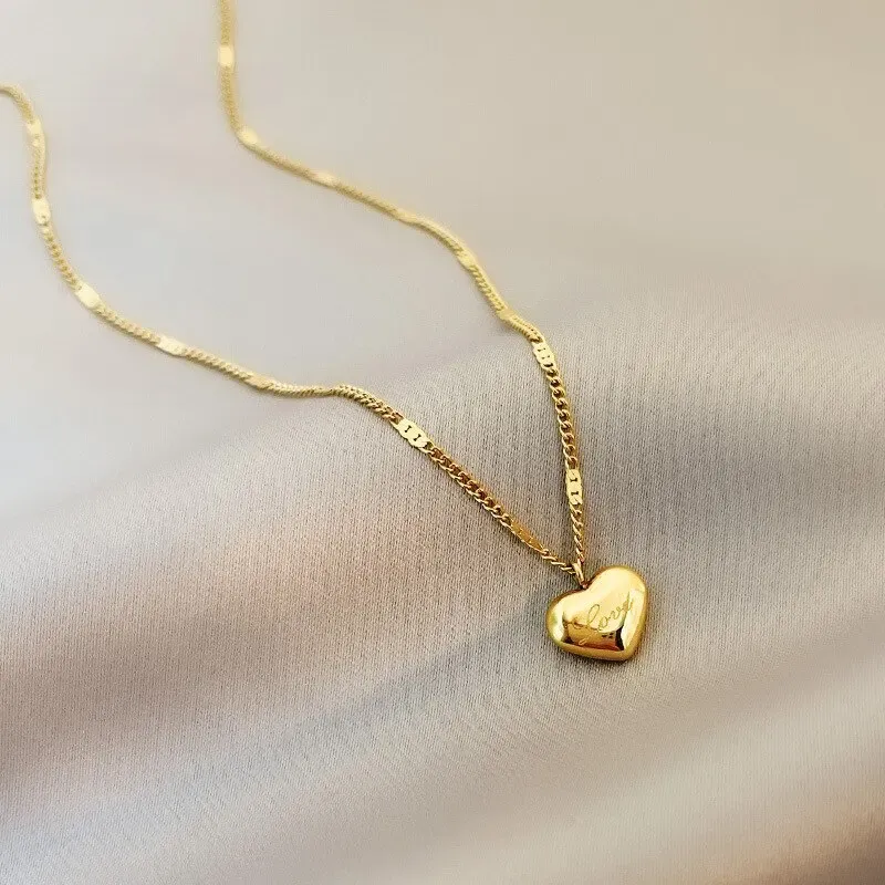 1 stücke Gold-farbe Halskette Frau Einfache Mode Pfirsich Herz Gravierte Liebe Schlüsselbein Kette Urlaub Geschenke