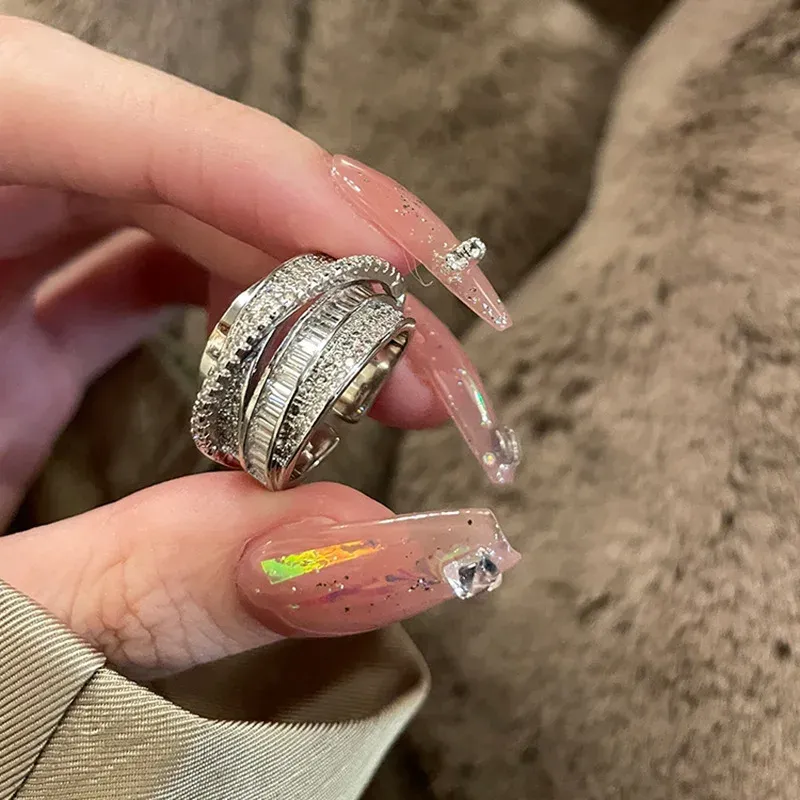 Leichter, luxuriöser, eingelegter kubischer Zirkon-Fingerring für Frauen, klassisches Kreuz-Design, offener Ring, Brautschmuck für Verlobung, Hochzeit