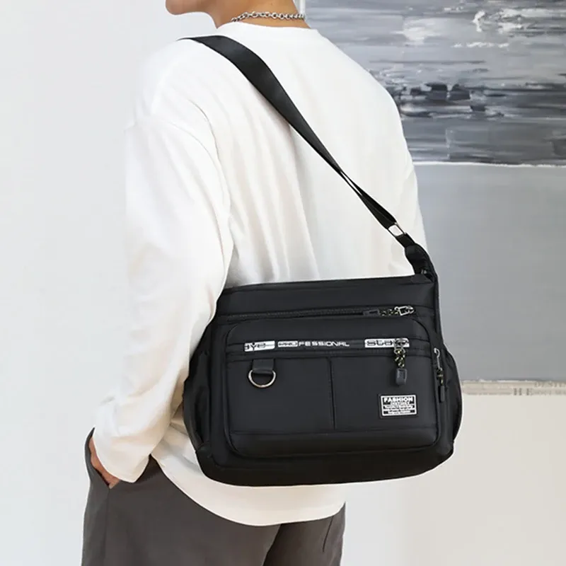 Herren-Business-Einzelschultertasche, geeignet für Geschäftsreisen und Arbeiten, aus Nylonmaterial, mit einem einzelnen Schultergurt.