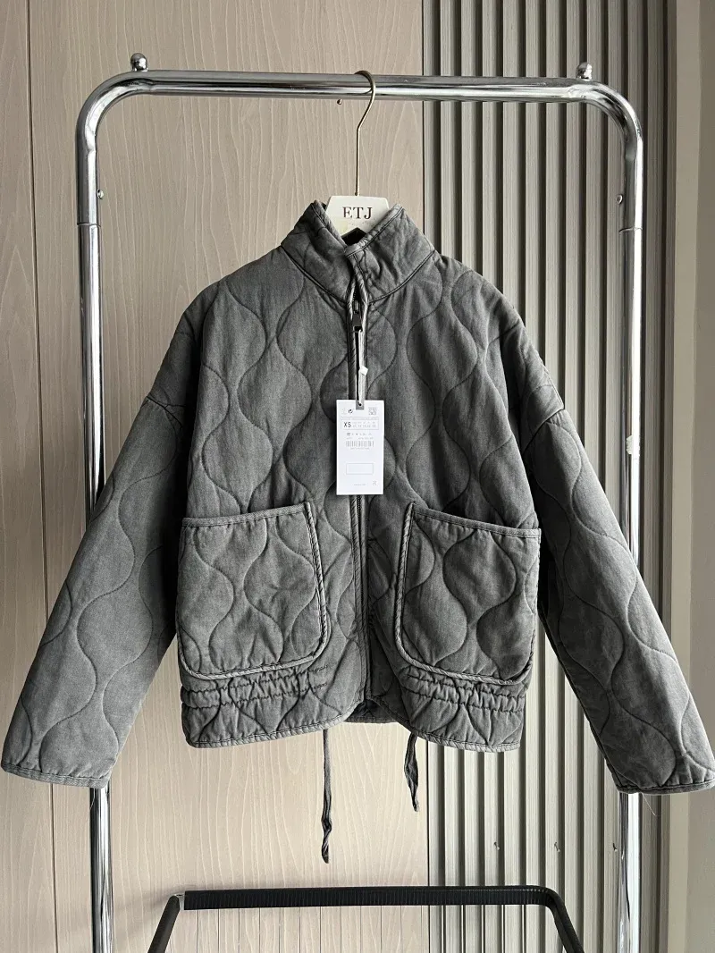 ZW Damen Baumwolljacke 2026 Neuerscheinung Vintage Lenzing Rayon Hochkragen Große Taschen Dekorativer Gesteppter Mantel für Frauen