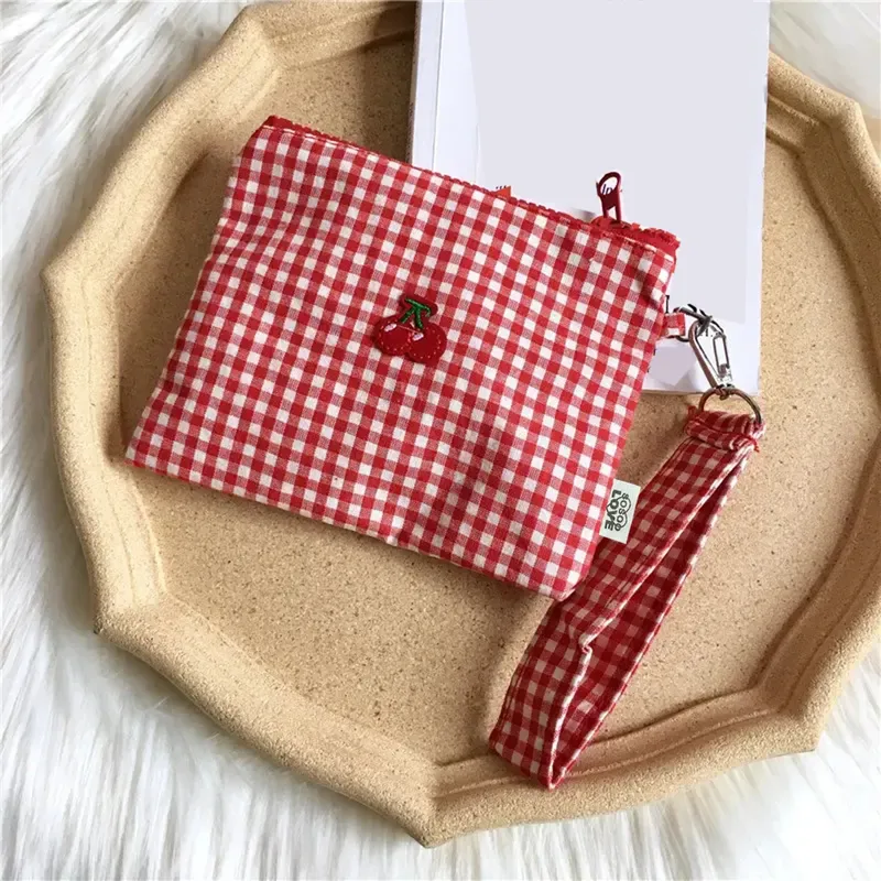 Make-up-Tasche aus rotem Kirsch-Canvas, tragbar und leicht zu tragen. Rot karierte Kosmetik-Lippenstift-Aufbewahrungstasche mit großem Fassungsvermögen.