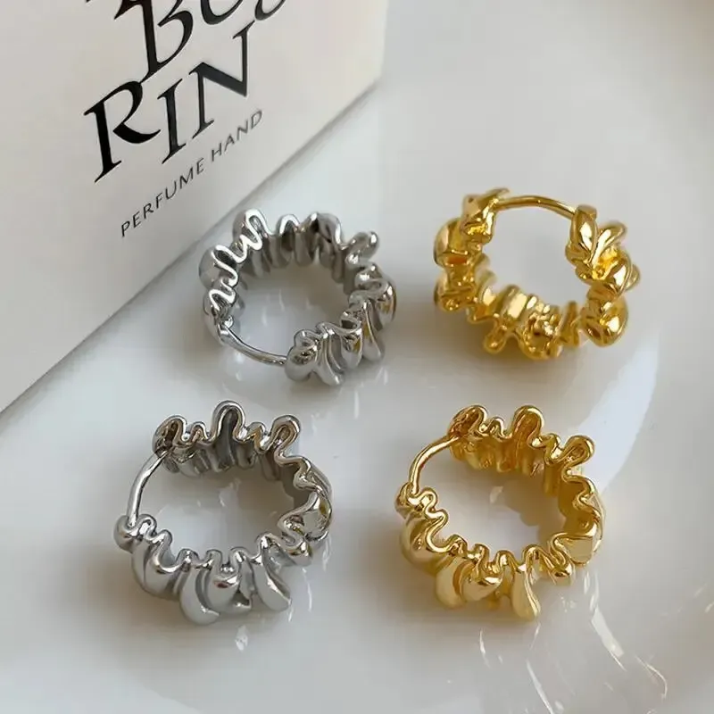 2-Paar einfache unregelmäßige geometrische Ohrring-Set für Damen, exquisite gewellte runde Creolen, modische Metall-Ohr-Accessoires