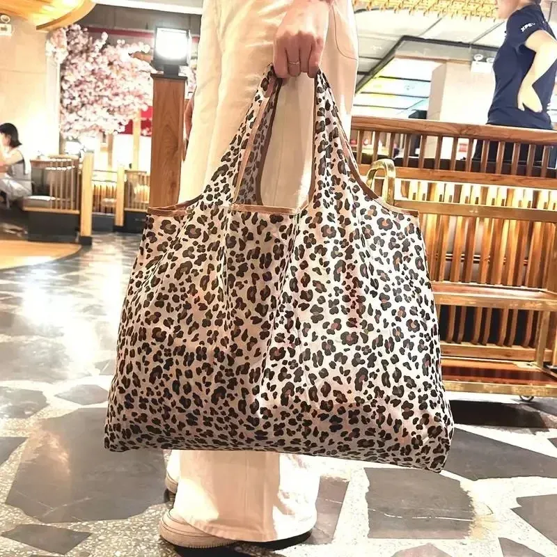 Hand-Einkaufstasche mit großem Fassungsvermögen und Leopardenmuster. Tägliche faltbare Handtasche für Damen