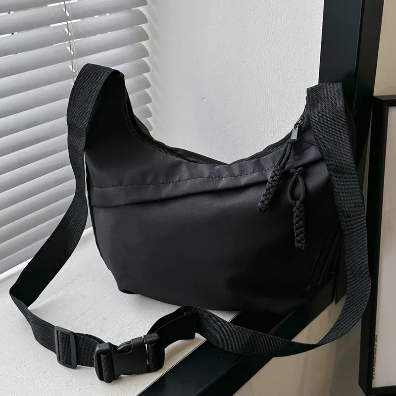 Tragetasche im neutralen Stil mit Riemen zum Tragen von Fitnessartikeln. Neue Mini-Handtasche im Street-Style mit Schultergurt. Leicht und
