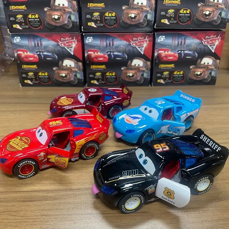 Disney Toy Story 3-Modellauto Lightning Mcqueen Metalldruckguss mit Lichtern, Trägheits-Rückziehrad, Spucken Sie Ihre Zunge aus, Autospielzeug