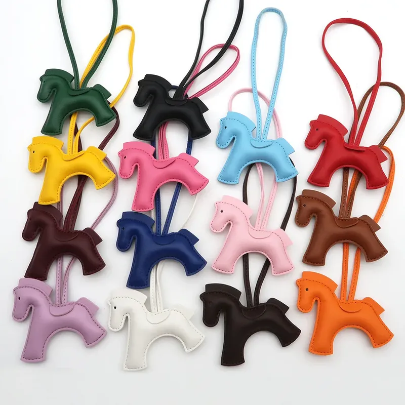 1 Stück Premium-Rundum-PU-Leder mit winziger Pony-Verzierung für Frauen; Stilvoller Multihued-Pferde-Auto-Schlüsselanhänger, Geburtstags-Souvenir