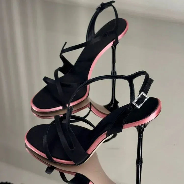 Schwarze Stiletto-Absätze, 2026, neue Sommer-Sandalen mit offenem Zehenbereich, Satin-Farbblock-Riemen, vielseitige, elegante Datumsandalen für Damen